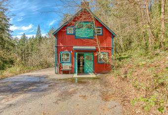 The Treehouse & Old Barn has Balcony rooms