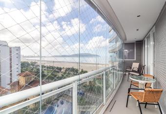 AP OCEAN UNLIMITED - Vista panor  mica da praia de Santos no Unlimited has rooms with a private hot tub