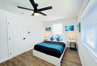 Lovely Villa 5 Min Walk to Beach Private Dock for Paddle Board & Kaya allows 18 year olds to book a room