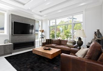 Cheerful 5 bedroom house in Vancouver has Balcony rooms