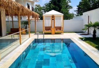 Ozilvillas has Balcony rooms