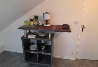 APPARTEMENT VIOLET PRES DE NEOMA ET FACULTES allows 18 year olds to book a room