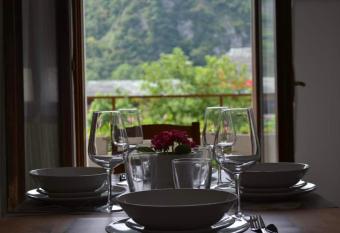 Valley House has Balcony rooms