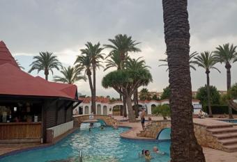 Alojamiento con Piscina y chiringuito Denia allows 18 year olds to book a room