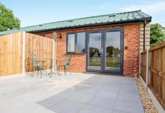 Badgers Drift, Beechcroft Barns, Cawston, Norfolk has Balcony rooms