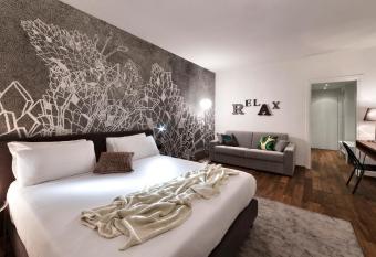 Peralba Autohotel has rooms with a private hot tub