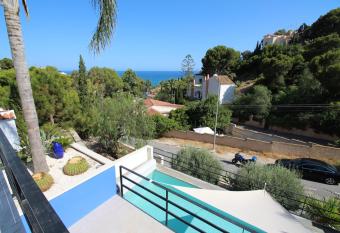 VILLA MAR Y AZUL EN MEDITERRANEO allows 18 year olds to book a room