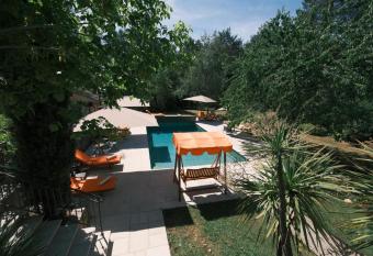 Ekin    reV G  te Fontessante allows 18 year olds to book a room