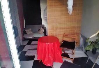 Chambre avec cuisine, SDB & WC semi-privatifs allows 18 year olds to book a room