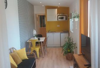 Studio neuf dans propri  t   au bord de la mer allows 18 year olds to book a room