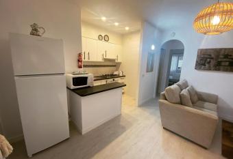 APARTAMENTO CON ENCANTO EN RESIDENCIAL CON PISCINA has Balcony rooms