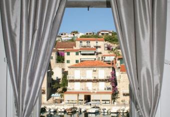 Bella casa Apartman 2 has Balcony rooms