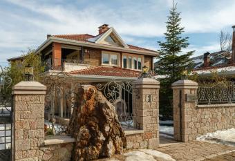 Designer Villa Voskopoje has rooms with a private hot tub