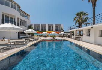 MAR  NA BAY HOTEL allows 18 year olds to book a room