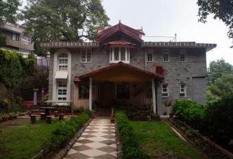The Hilltop Haven has Balcony rooms