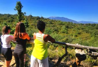 Yourte contemporaine avec magnifique vue sur les montagnes allows 18 year olds to book a room