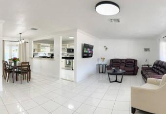 Bright 3/2 Home w/Wifi 5min to Hard Rock Stadium    allows 18 year olds to book a room