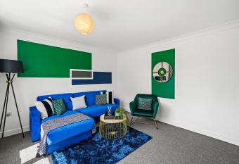 Charming 3 Bed House in Peterborough with Parking allows 18 year olds to book a room