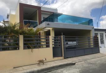 C  moda habitaci  n en Hig  ey allows 18 year olds to book a room