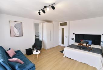 Studio Apartman Dream has Balcony rooms