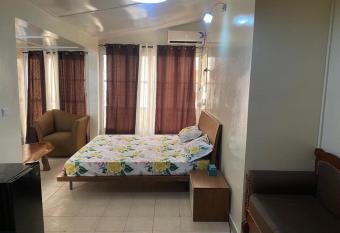 LE JARDIN DE FANN allows 18 year olds to book a room