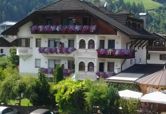 Alphotel Stocker Alpine Wellnesshotel allows 18 year olds to book a room