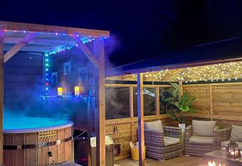 FINN VILLAGE - Loch Lomond Sunset Glamping Pod has rooms with a private hot tub