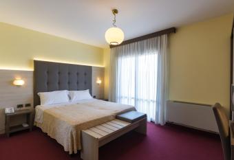 Park Hotel Ristorante Ca  Bianca allows 18 year olds to book a room