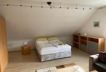 Gro  es Appartement im DG eines Zweifamilienhause allows 18 year olds to book a room