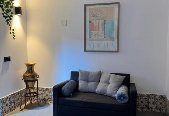 EL AMANTE allows 18 year olds to book a room