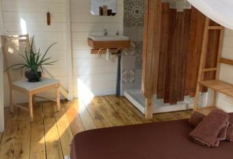 Akunamatata Guest House Cul de Sac allows 18 year olds to book a room