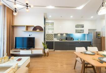 Sunny Vinhome Metropolis Apartment has rooms with a private hot tub