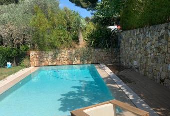 El Periquito! allows 18 year olds to book a room