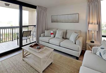 Sun518 has rooms with a private hot tub