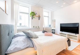 Gem  tliches Apartment im Herzen Kiels has rooms with a private hot tub