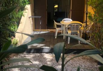 St Clair studio    5mn a pied de la plage allows 18 year olds to book a room