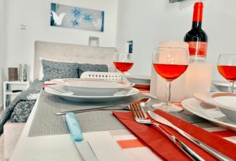 Mykonos Town lOLAOS SUITE 1 allows 18 year olds to book a room