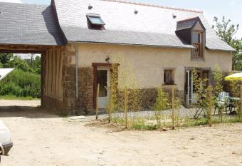 G  te de La Porte du Parc allows 18 year olds to book a room