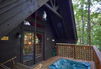 Wild Columbine - Gatlinburg Area Hottub Romantic Cabin has Balcony rooms