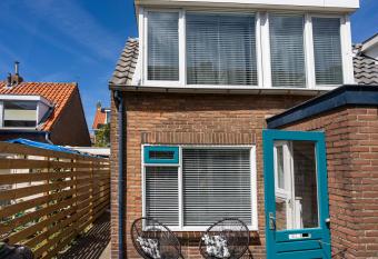 Tiny Beachhouse Noordwijk allows 18 year olds to book a room