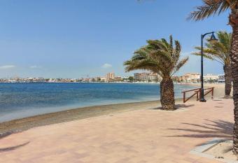 Coqueto alojamiento en Los Alc  zares allows 18 year olds to book a room