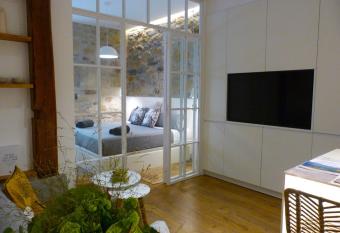 Chic Gran V  a, nuevo apartamento de dise  o en Gros by ChicDonosti allows 18 year olds to book a room