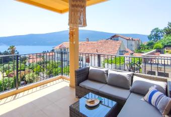 Stanislava Seaview Residence has Balcony rooms