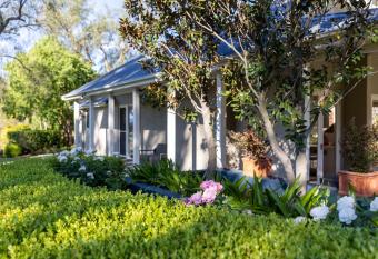 Brokenback Vineyard Estate has Balcony rooms