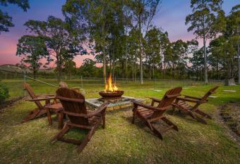 Brokenback Vineyard Cottage has Balcony rooms