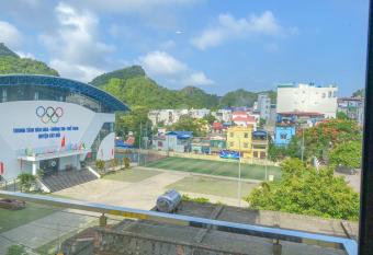 Ph    ng T  ng Hotel has Smoking/Balcony rooms