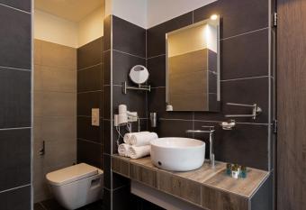 Angelo Spa Resort has rooms with a private hot tub