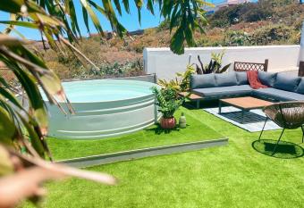 Casa con piscina y jard  n con vistas al mar has Balcony rooms