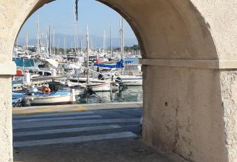 Superbement r  nov   studio duplex Vieil Antibes allows 18 year olds to book a room