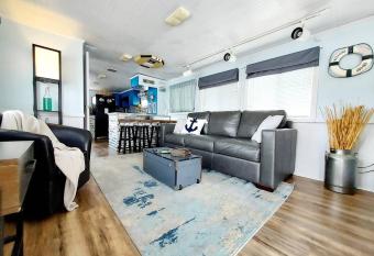 2 Story Houseboat Kayakfish Pets has Balcony rooms